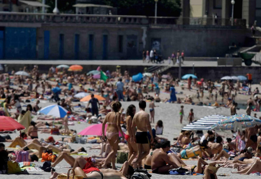 Playa de A Coruña con bañistas durante la temporada de verano